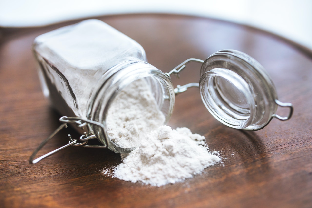 Baking soda ready to clean retainer